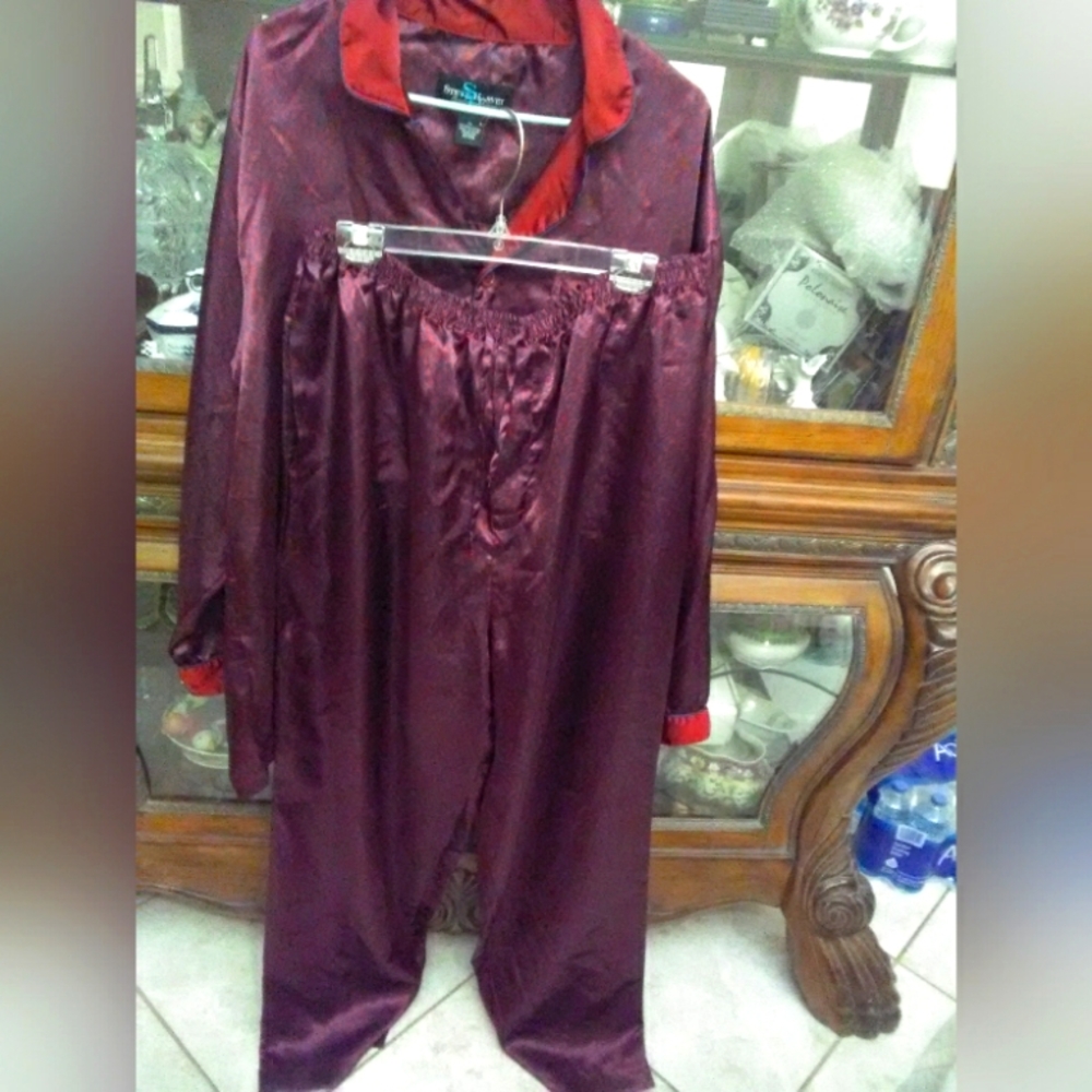 COPY - BNWOT STEVE HARVEY LUXURIOUS MENS  PAJAMAS SET SATINY RED/ BLUE SZ. XL